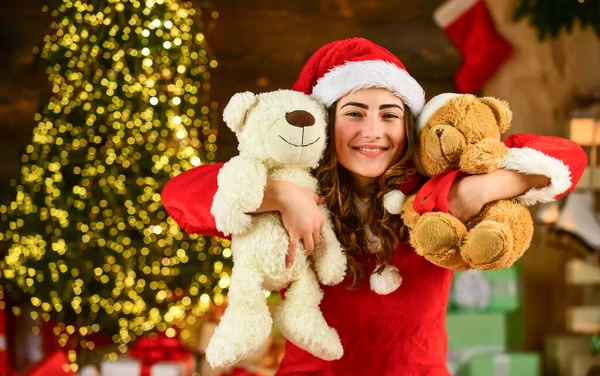 Emociones positivas. Felicidad y alegría. Las mejores vacaciones. Regalos de amor de mujer feliz. En Navidad. Celebrar el año nuevo en casa. Venta de compras de invierno. Regalo navideño. Humor de vacaciones. Chica sonrisa santa sombrero — Foto de Stock