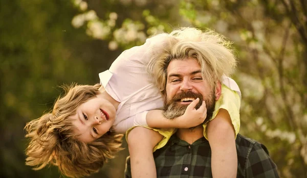 Família feliz. Dia dos pais. Menino e pai no fundo da natureza. Hipster e filhote no jardim florescente. Homem brutal barbudo bom pai. Pai e filho. Pequeno filho. Passeio de primavera. Paternidade — Fotografia de Stock