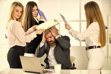 Rahatlama zamanı. Patron ve çalışan. Başarılı ortaklık. Kadın ve erkek ofiste beyin fırtınası yapıyorlar. İşbirliği ve takım oluşturma konsepti. İş adamı ve sekreter yardımcısı sorunu birlikte çözer