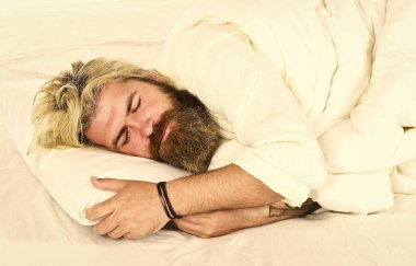 Sakallı, olgun bir adam evde yatakta yatıyor. Tasasız adam yeni günün tadını çıkarıyor. Günaydın rutin. Beyaz bornoz giyen beyaz sakallı adam. Bir otel odasında bornozla rahatla. Biraz daha kahve