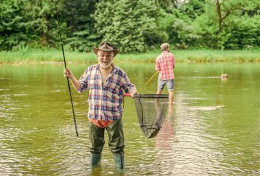 Ağa gel. Olta kamışlı balıkçılar, seçici odaklanma. Emekli olgun erkek balıkçısı. Hobi ve spor aktiviteleri. Baba oğul balık tutuyor. Erkek arkadaşlığı. Aile bağı. yaz haftasonu