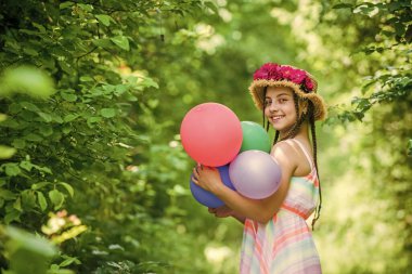 Şuna bir bak. Doğanın saç stili. Anneler Günü. Mutlu kadınlar günü. Parti balonlu küçük bir çocuğun portresi. Aşk ve güzellik. Şapkasında güller olan çarpıcı bir kız. Hasır şapkalı mutlu çocuk.