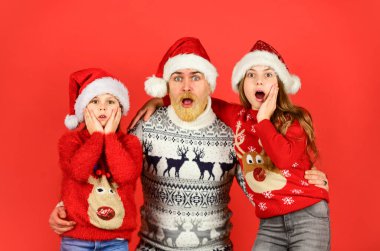 Sürpriz. Sıcak ve sıcak bir kış. Yeni yıl yaklaşıyor. Mutlu aile Noel 'i kutluyor. Küçük kızlar babalarını sever. Baba kızları kucaklıyor. Sakallı, çocuklu Noel Baba. Herkes için örgü örerim.