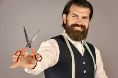 Başarılı sartor çalışmaya hazır. Resmi ve ofis tarzı. Mezura ve makasla terzi. Erkek kıyafetleri terziliği yapan adam. Vahşi adam moda tasarımcısı. Erkekler için tasarım yapan bir adam. seçici odak