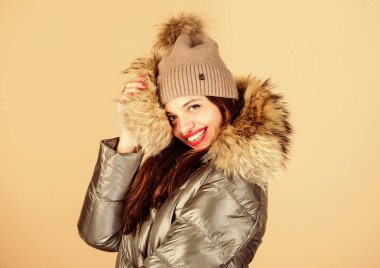 Bu kış şık ol. Ceketli duygusal kadın. Kış kıyafeti. Kıyafetinin tadını çıkarıyor. Güzel kız soğuk hava için moda kıyafeti giyer. Oyuncu modacı. Kara Cuma. Kendine güven ve kadınlık