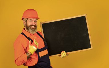 Anahtar projesi. Sunumuyla mutlu bir adam. İnşaatçı çizelgeyi işaret ediyor. Mimar işçi tahtayı tutuyor. Toplantıda sunum kurulu. Erkek inşaat işçisi. kopyalama alanı. yeni proje planlanıyor