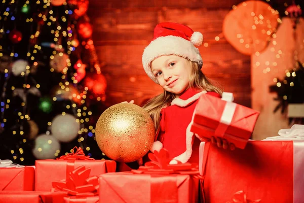 Julklapp till dig. Glad liten flicka ger nyårspresent. Små barn håller presentförpackning på boxningsdagen. En förtjusande unge med vackert inslagen julklapp. Jag avslutar det väldigt fint. — Stockfoto