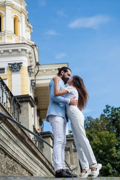 Junge verliebte Männer und Frauen posieren im Freien in der sommerlichen Stadt, romantische Menschen — Stockfoto