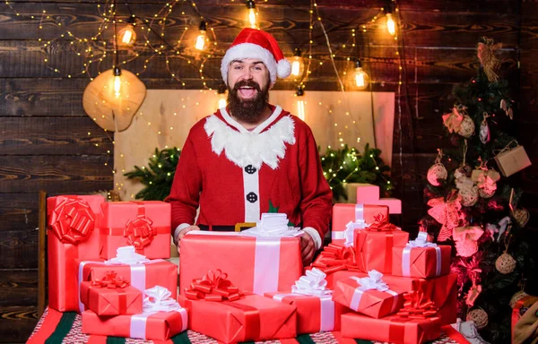 As nossas tradições. Chapéu hipster de Pai Natal. Compras de Natal. vendas de compras de inverno. Celebração de férias. Homem barbudo feliz. Natal apresenta entrega. Dia de boxe. Feliz Ano Novo. Caixa de presente de Natal — Fotografia de Stock