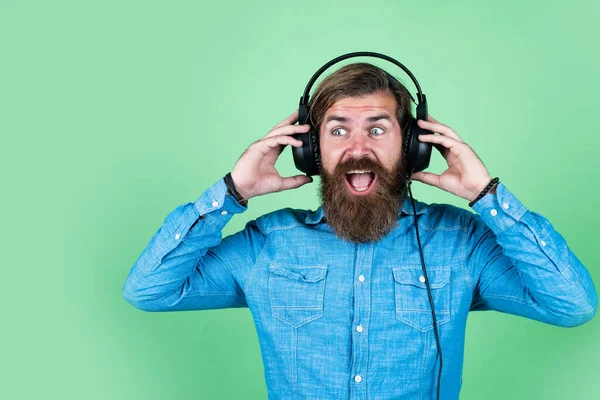 Bärtiger Mann mit Kopfhörern. Musik hören. Konzept der Online-Bildung. Hörbuch. Lieblingssong anhören. Neue Technologien im modernen Leben. Digitales Leben. Hipster im Kopfhörer — Stockfoto