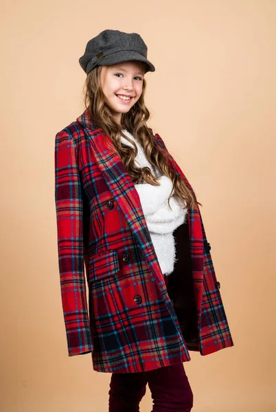 Primavera miúdo estilo de moda. criança com cabelo encaracolado usando chapéu da moda. conceito de beleza. felicidade infantil. olhar retrô parisiense. moda casual francesa. menina adolescente feliz em jaqueta quadriculada — Fotografia de Stock