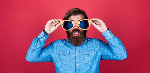 Kaukasischer Hipster mit Bart und stylischem Haar in kunstvoller Brille, Party — Stockfoto