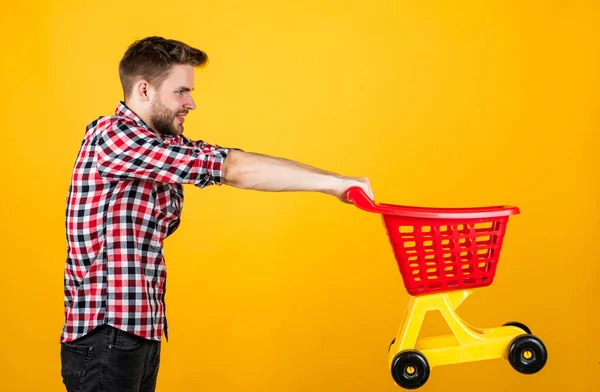 Macho com cabelo e barba groomed na moda transportar carrinho de compras, desconto — Fotografia de Stock