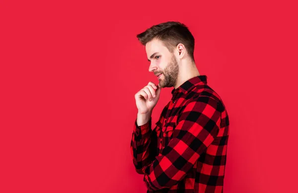 Penteado bem tratado. beleza masculina e aparência de moda. Camisa quadriculada hipster para o tipo barbudo. homem bonito sem barba com cerdas. conceito cabeleireiro. jovem e confiante — Fotografia de Stock