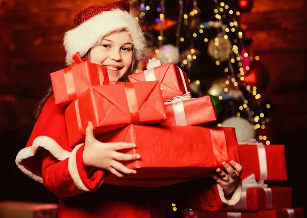 쇼핑하는 거요. 새해 복 많이 받아. 엘프의 자식. Xmas tree. 즐거운 휴일되 세요. 빨간 모자를 쓴 어린 소녀. 생일 축하 해. 산타 클로스의 작은 소녀. 크리 츠 마의 내부. 크리스마스 시간이야. 크리스마스 선물 — 스톡 사진