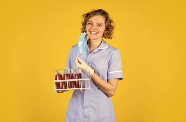 Creare il vaccino. Maschera medico respiratore. Vaccino infettivo ed esami del sangue. Vaccinazione di provette per operatori medici. Campioni di sangue. Vaccino professionale medico in via di sviluppo. Trattamento con Coronavirus — Foto Stock