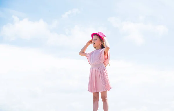 Está na moda. beleza natural feminina. infância feliz. criança bonito no fundo do céu. tempo de primavera. olhar na moda de verão. Liberdade. linda menina adolescente com chapéu. estilo de moda criança — Fotografia de Stock