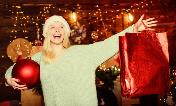 Allegra ragazza cappello rosso di Babbo Natale. Ricorda questi momenti. E 'Natale. donna felice amore regali. Saldi per acquisti invernali. Regalo natalizio. Vacanza umore e decorazione. festeggiare il nuovo anno a casa — Foto Stock