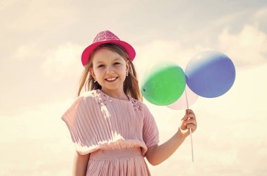 Unutulmaz anılar yaratmak. Çocuk eğleniyor. Uluslararası Çocuk Günü. Mutlu çocukluk. Balonlu çocuk. Entertainment doğum günü konsepti. Özgürlük. Çocuk elinde balonlarla parti veriyor.