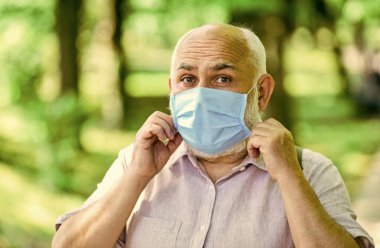 Yasak bölge parkı. Park koronavirüs nedeniyle karantinaya alınmıştır. Solunum maskeli yaşlı adam. Baharın tadını çıkarın. Koronavirüs kovid 19. Bahar keyfi