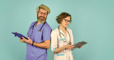 Sağlıklı ve mutlu ol. Sağlık sektörü. Takım çalışması ve insan konsepti. Doktor ve hemşire. Başarılı bir tıp doktoru ekibi. Üniformalı insanlar mavi arka planda. Tıbbi personel. Profesyonellerimize güven.