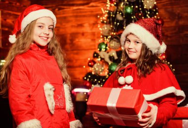 Sürpriz hediye hazırla. Açık hediye. Mutlu anlar. Kız kardeşine Noel hediyesi veren bir çocuk. En yakını tebrik ediyorum. Şenlikli atmosfer noel günü. Noel Baba kostümlü kız. Hediye kutusu.