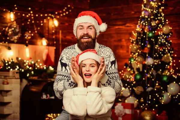 Disfrutando de la fiesta de Año Nuevo. Feliz año nuevo. sorpresa de Navidad. pareja enamorada. Feliz navidad. Santa Familia juntos. Regalos de Navidad de pareja amorosa. vacaciones de invierno. Ventas de compras estacionales — Foto de Stock