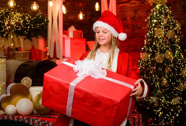 相信圣诞老人吧。戴大礼帽的孩子。带着礼物盒的小孩冬季采购销售。圣诞节树上的小女孩。用欢乐装饰家。圣诞节的气氛。家庭节日庆祝活动。新年快乐 — 图库照片
