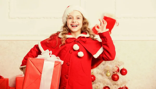 Niño feliz con el regalo de Navidad. Chica celebrar la Navidad abierta caja de regalo. Santa traiga su regalo. Venta de compras de invierno. El espíritu navideño está aquí. Desempaquetar el regalo de Navidad. tradición vacaciones de invierno — Foto de Stock