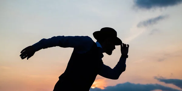 夕暮れ時の空に帽子を被った男ダンサーのシルエットポーズ — ストック写真