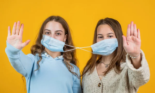 Meninas crianças enquanto coronavírus usando máscara respiradora, parar o vírus — Fotografia de Stock