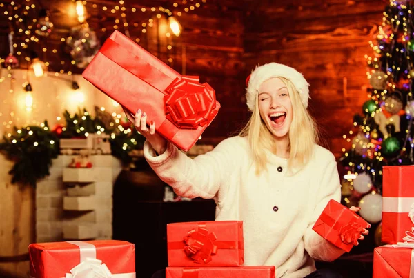 Momentos felizes. Presentes para rapariga. Venda de dezembro. Mulher adorável e presentes. Dia de boxe. Felicidade e alegria. Humor festivo. O ano novo está a chegar. Feliz Natal e feliz ano novo. Venda e desconto. Comprar presentes — Fotografia de Stock