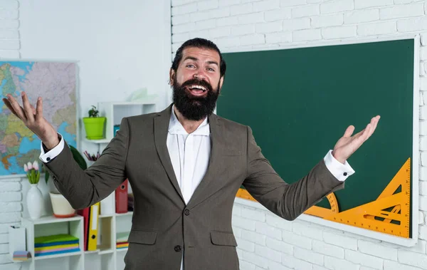 Чоловік з бородою і вусами виглядає бізнесменом або вчителем в коледжі або школі, щастя — стокове фото