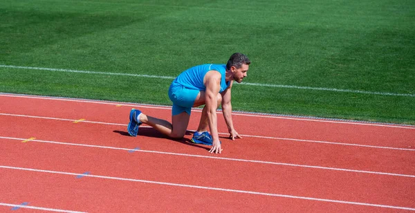 Sportieve man rennend vanaf de startlijn, sprintend — Stockfoto