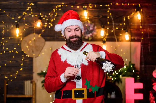 Be happy. santa claus champagne bottle. winter celebration. winter holidays. wait for xmas presents. merry christmas. man santa hat. new year gifts. christmas decoration. happy bearded man elf — 스톡 사진