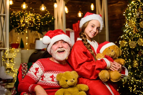 Regala un osito de peluche para niño. Día de boxeo. Tradición familiar. Colección de juguetes. Feliz infancia. Bonito regalo. Niño disfrutar de la Navidad con el abuelo Santa Claus. Felicidad y alegría. Presentar sorpresa — Foto de Stock