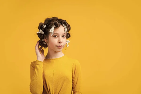 Pose con rizadores de pelo de papel de aluminio. chica feliz en rizadores de pelo jugando peluquería. Consejos fáciles de hacer peinado para niños. herramientas de peluquería y accesorios para el cabello. niño con cara feliz. espacio de copia — Foto de Stock