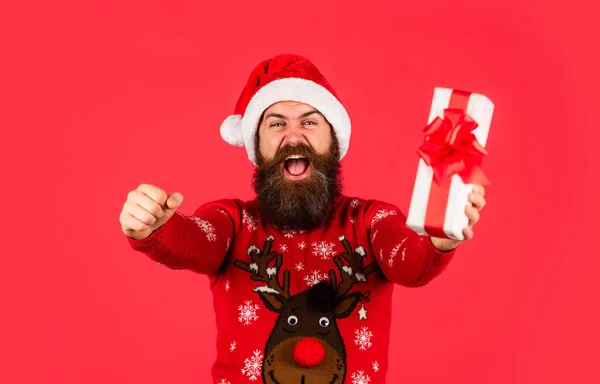 Feliz Natal. Tradição surpresa de Natal. A espalhar calor. Presente aberto. Um presente de Natal. Dia de boxe. Mantenha a calma e o inverno. Prosperidade e bem-estar. Conceito de compras. Papai Noel barbudo homem — Fotografia de Stock