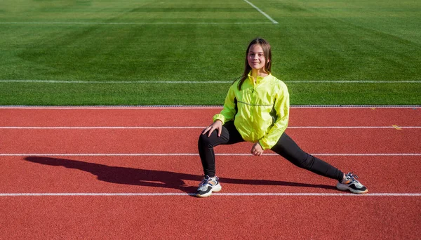 健康的小女孩训练健身在体育场跑道上跑，运动成功 — 图库照片