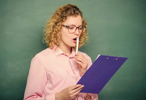 Literatuurleraar compositie lezen. Indrukwekkend cv. Schoolproject. Tutor controleert huiswerk. Een slimme vrouw heeft een tablet bij zich. Lees persoonlijk profiel. Schattig essay van aanvragers — Stockfoto