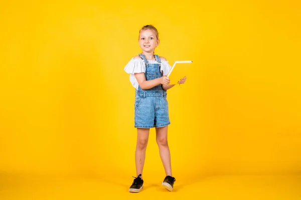Lyckligt barn med anteckningsböcker redo för studier, utbildning — Stockfoto