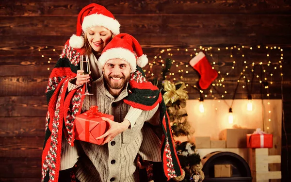 Ο 'γιος Βασίλης γιορτάζει την Πρωτοχρονιά. Καλά Χριστούγεννα. Guy pigggybacking κορίτσι. Γιορτάζουμε μαζί. Γιορτάζουμε τις χειμερινές διακοπές. Χριστουγεννιάτικη διασκέδαση. Ενδιαφέρουσες ιδέες γιορτή — Φωτογραφία Αρχείου