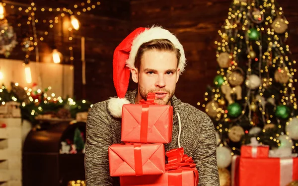 Πώς να επιλέξετε το τέλειο δώρο. Άνθρωπος Santa Claus με κουτί δώρου. Όμορφος τύπος γιορτάζει τα Χριστούγεννα. Χειμερινές διακοπές. Σχέδιο αγορών. Τέλειο δώρο είναι ο συνδυασμός της παράδοσης της σκέψης και της παρουσίασης — Φωτογραφία Αρχείου