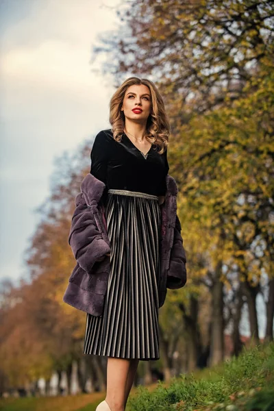 Relájate mientras caminas disfruta de un día casual características de la  ropa plisados falda imprescindible moda chica usar falda corrugada falda  plisada colección mujer cálida falda de otoño al aire libre