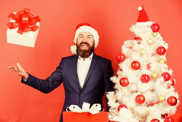 Homem barbudo hipster terno formal feliz comemorar o Natal. Caixa de presente com fita festiva arco caindo para a direita para a mão masculina. Entrega rápida de presentes. Conceito de serviço de presente. Enviar ou receber presentes de Natal — Fotografia de Stock