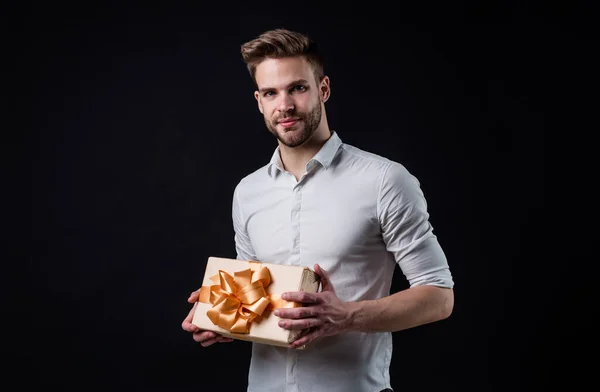 Macho con pelo peinado de moda y caja de barba, regalo — Foto de Stock