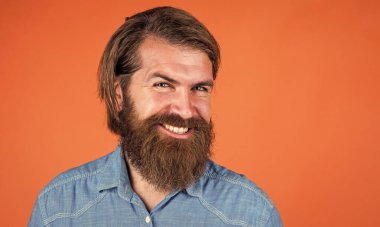 Hoş gülümseme. Çok modaya uygun görünüyorsun. Kendine güvenen ve yakışıklı vahşi bir adam. Sakallı adam. Genç ve vahşi. Bıyıklı vahşi hippi. Manken gündelik giysiler giyer. erkek güzellik standardı