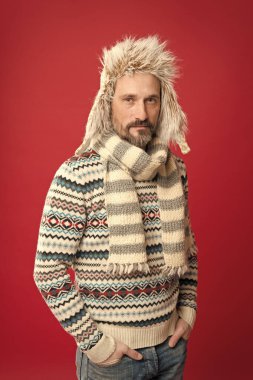 Kendinden emin ve çekici. Kendine güvenen kırmızı arka plan. Olgun adam kendine güvenini gösterir. Moda modelinin kendine güveni tam. Kıyafetlerine güveniyordu.