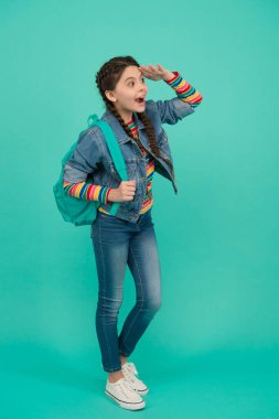 Gelecek oradadır. Mutlu çocuk önüne bak mavi arka plan. Okul eğitimi. Çocukluk deneyimi. Sıradan bir tarz. Moda aksesuarı. Moda sokak kıyafetleri. Güzellik salonu. Gelecek senin motivasyonundur.