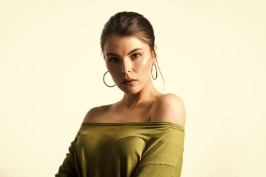 Kendi tarzında. Moda makyajlı esmer kadın. Çıplak omuzlu seksi kız. Şehvetli kadının güzel bir yüzü var. Kadın cilt bakımı. Moda makyaj ve kozmetik ürünleri. Güzellik bak. Sıradan moda tarzı